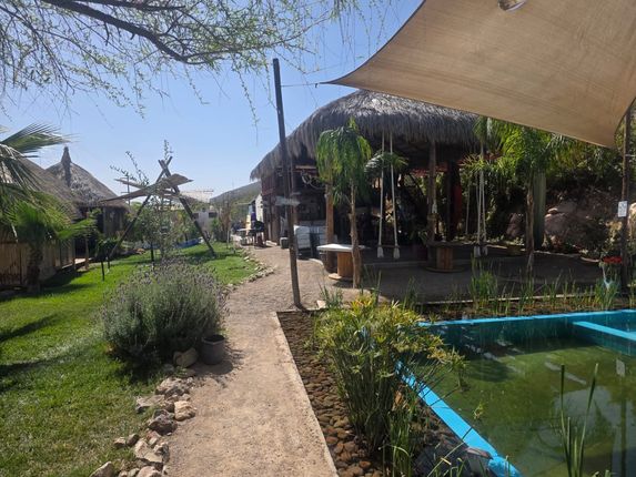Camino, palapa y alberca